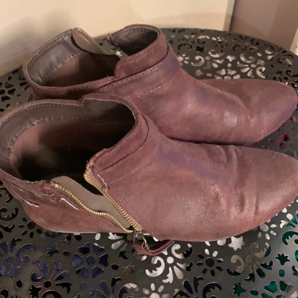Such cute lil suede booties